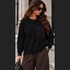 Stylowy sweter w odcieniach czerni z ozdobną kieszenią